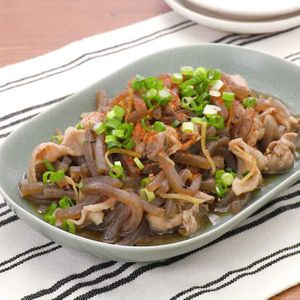「豚肉とつきこんにゃくの生姜煮」のレシピ動画