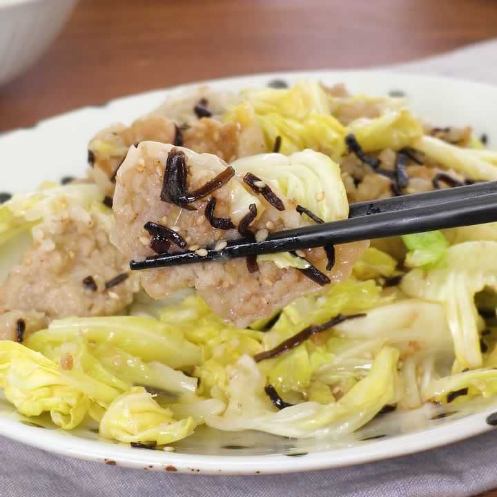 シュウマイとキャベツの塩昆布和え