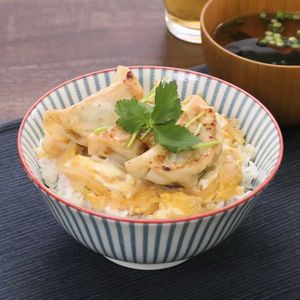 「餃子のふんわり卵とじ丼」のレシピ動画