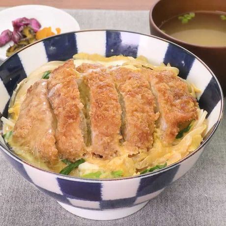 お惣菜を使って簡単に 簡単カツとじ丼のレシピ動画 作り方 Delish Kitchen