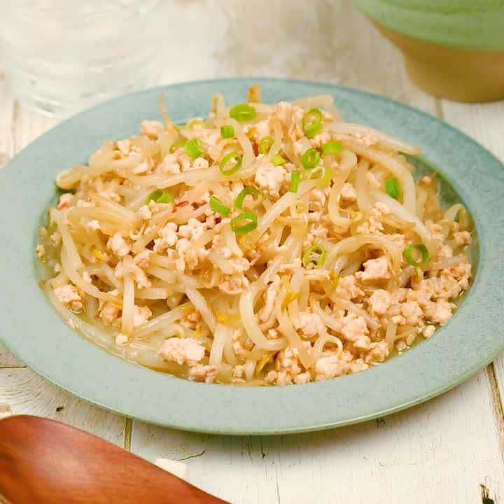 鶏ひき肉ともやしのピリ辛和え