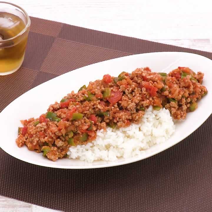 ひき肉とピーマンのチリトマト丼