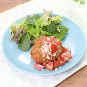 「メンチカツのサルサソースがけ」のレシピ動画