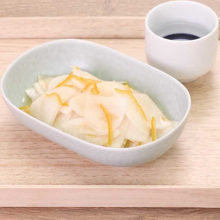 ポリ袋でカブと柚子の浅漬け