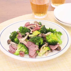 「パストラミとブロッコリーのバター炒め」のレシピ動画