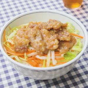 「カリカリ豚のみそダレ丼」のレシピ動画