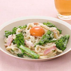 「菜の花のカルボナーラ風うどん」のレシピ動画