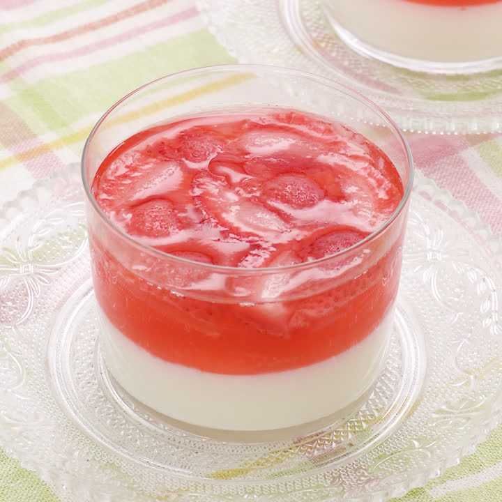 いちごとミルクの二色ゼリー