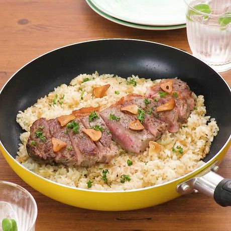 がっつりボリューミー ステーキのせガーリックライスのレシピ動画 作り方 Delish Kitchen