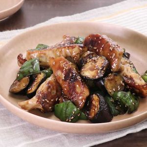 「餃子となすのオイスター炒め」のレシピ動画