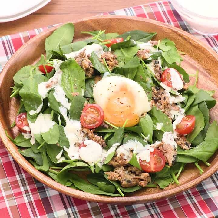 サラダほうれん草とポーチドエッグのサラダ