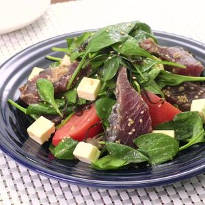 にんにくチップが香ばしい サニーレタスとカツオのにんにくサラダのレシピ動画 作り方 Delish Kitchen