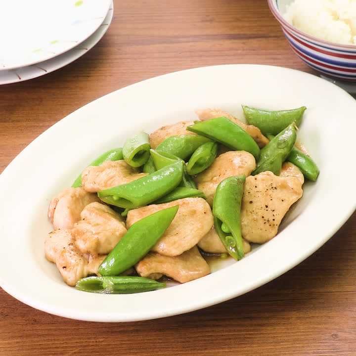 ごはんが進む♪ 鶏肉とスナップエンドウの柚子胡椒炒めのレシピ動画・作り方 | デリッシュキッチン