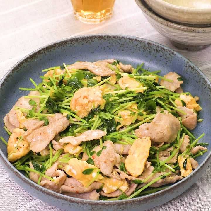 豆苗と豚こまのピリ辛炒め