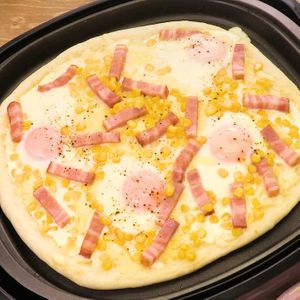 「卵とベーコンのマヨピザ」のレシピ動画