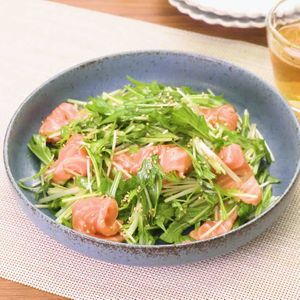 「水菜とサーモンのピリ辛サラダ」のレシピ動画