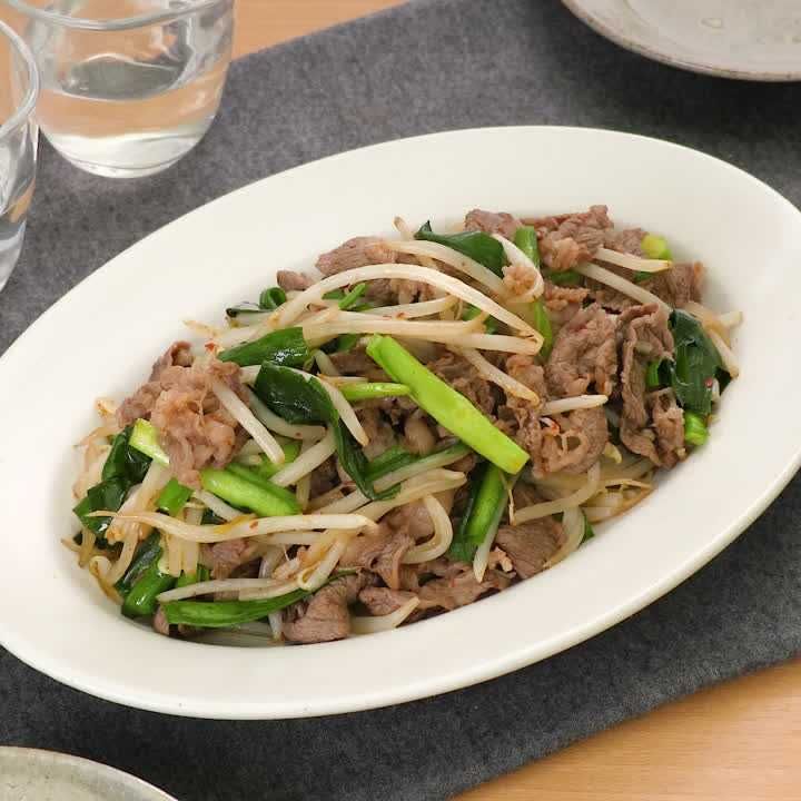 ごはんがすすむ 牛肉とニラのピリ辛にんにく炒めのレシピ動画 作り方 Delish Kitchen