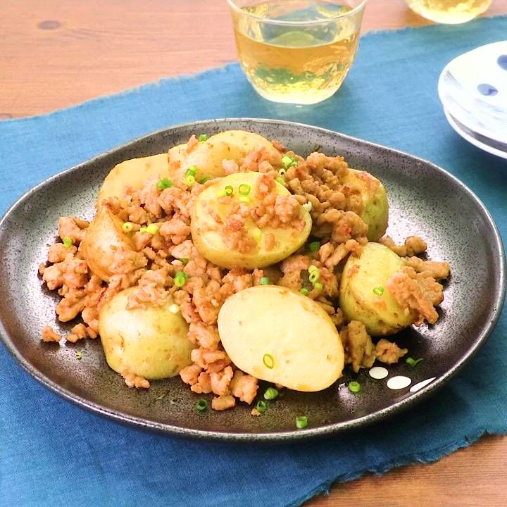 新じゃがいもと鶏ひきのピリ辛みそ炒め