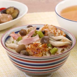 「しめじとベーコンの炊き込みご飯」のレシピ動画