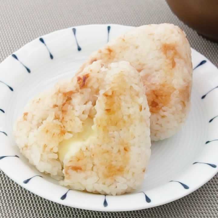 こんがり香ばしい ツナマヨ焼きおにぎりのレシピ動画 作り方 Delish Kitchen