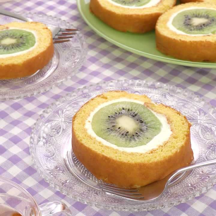 丸ごとキウイのロールケーキ