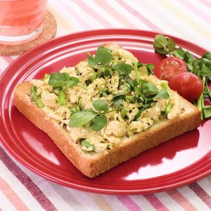 「クレソンと蒸し鶏のオープンサンド」のレシピ動画