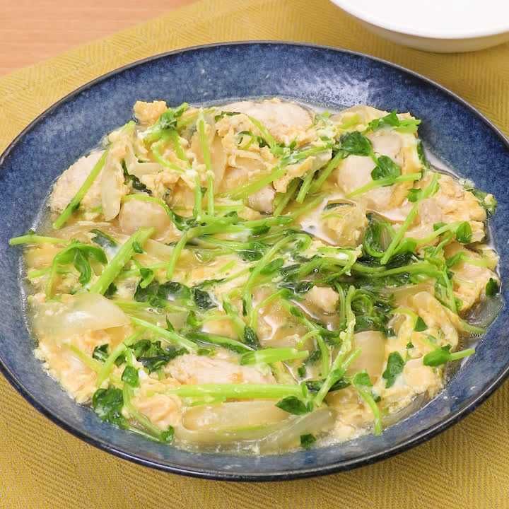 ボリューム満点 鶏むね肉と玉ねぎの卵とじのレシピ動画 作り方 Delish Kitchen