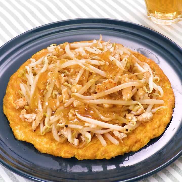 鶏ひき肉ともやしのオープンオムレツ
