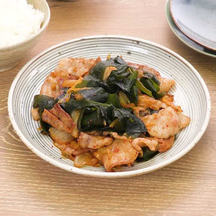 わかめと豚バラのキムチ炒め