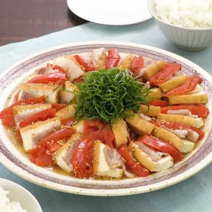 「厚揚げとトマトのレンジミルフィーユ」のレシピ動画