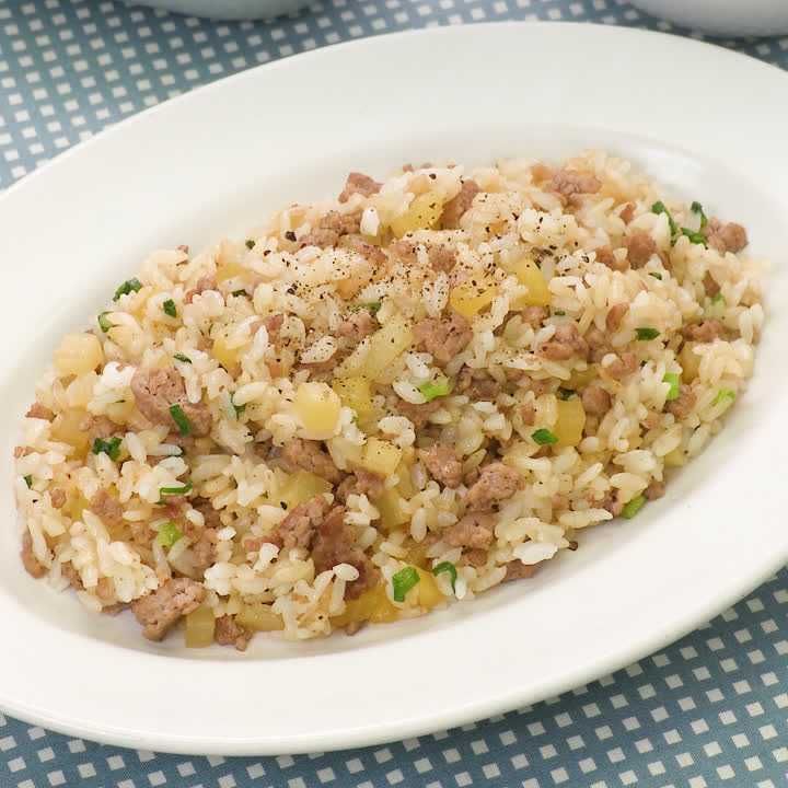 食感も楽しめる！ 豚ひき肉とたくあんのチャーハン