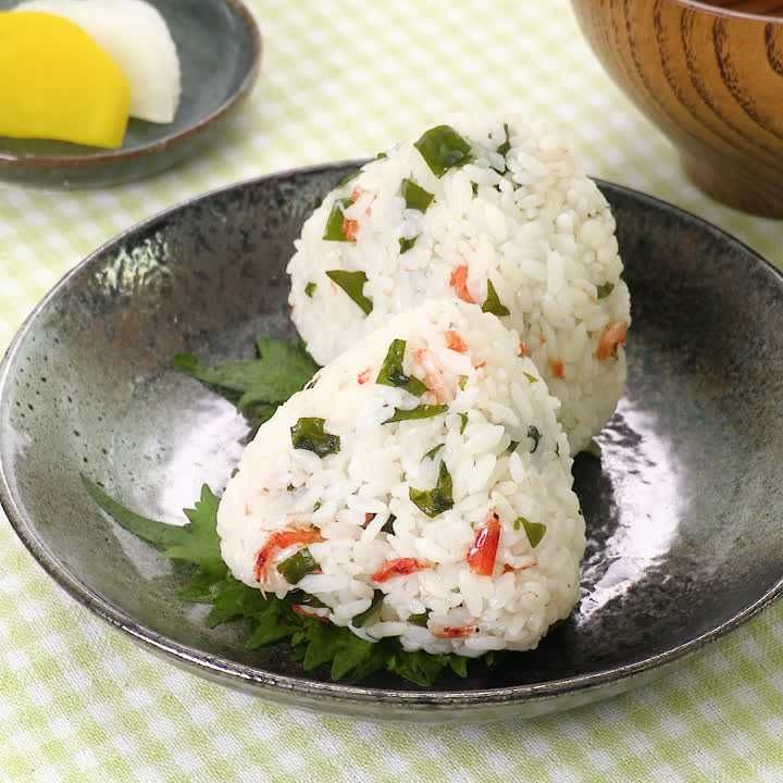 一人暮らしの方におすすめ 桜えびとわかめのおにぎりのレシピ動画 作り方 Delish Kitchen