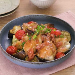 「手羽元となすの梅照り煮」のレシピ動画