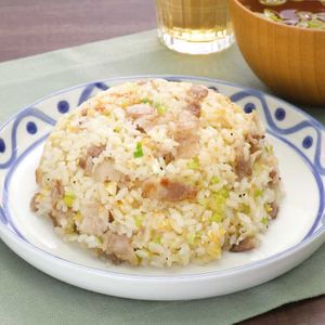 「豚バラねぎ塩チャーハン」のレシピ動画