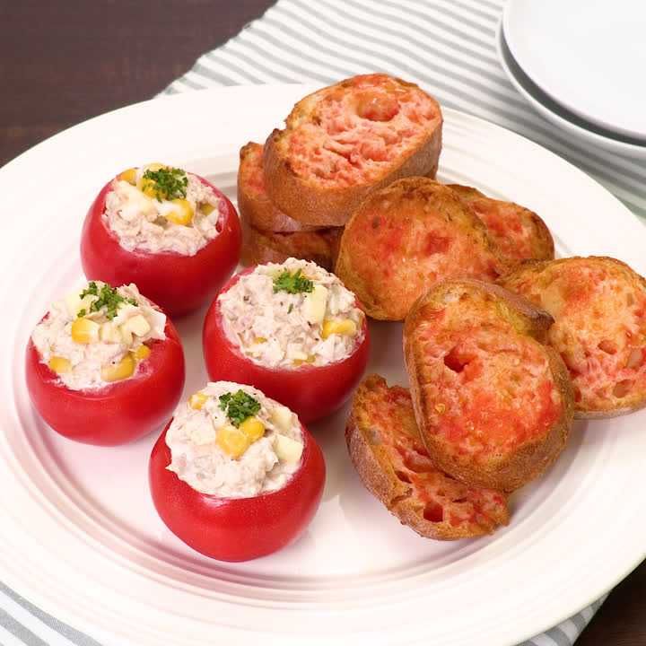 ツナとチーズのトマトカップサラダ