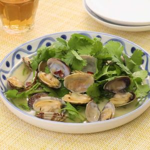 あさりとパクチーの酒蒸し