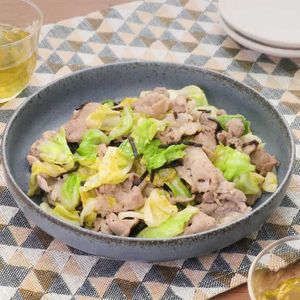 「豚こまと春キャベツの塩昆布炒め」のレシピ動画