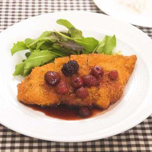 チキンカツレツのベリーソースがけ