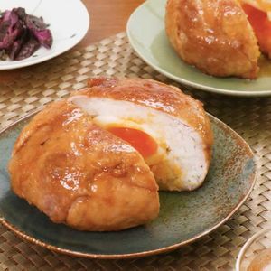 「半熟卵の肉巻きビッグおにぎり」のレシピ動画