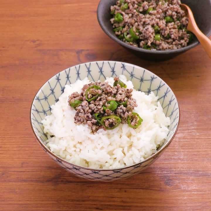 ししとうとひき肉の赤しそそぼろ