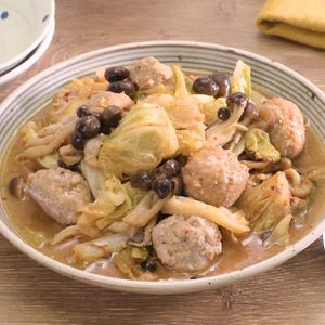 肉だんごとキャベツのピリ辛みそ煮