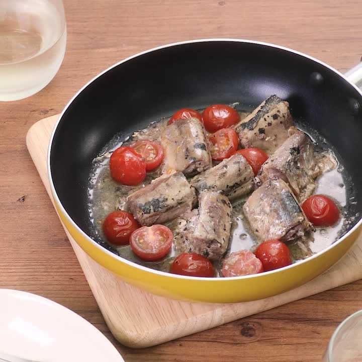 イワシとトマトの白ワイン炒め