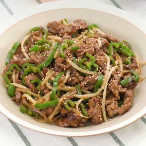 「牛肉ともやしのピリ辛炒め」のレシピ動画