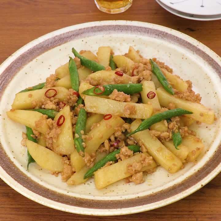 鶏ひき肉とじゃがいものピリ辛炒め