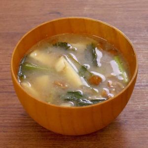 油揚げとなめこの味噌汁