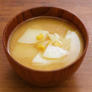 コーンとじゃがいもの味噌汁