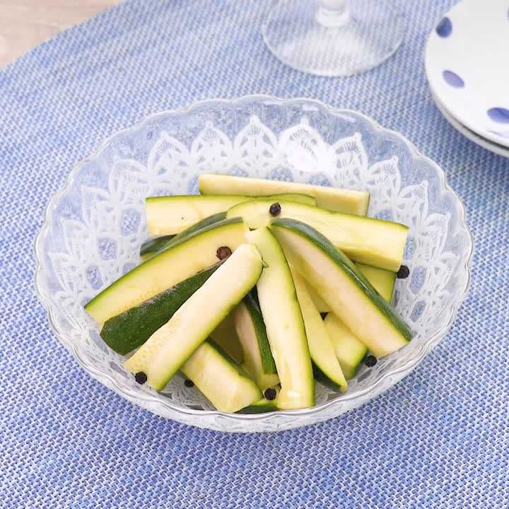 スパイシーなディルのクイックピクルスのレシピ