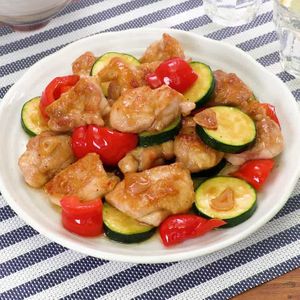 「ズッキーニと鶏肉のガリバタ炒め」のレシピ動画