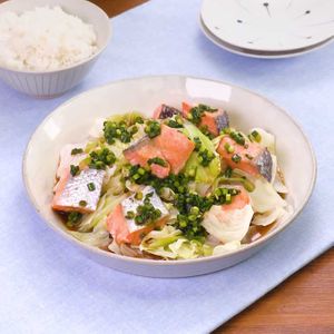 「キャベツと鮭のレンジ蒸し」のレシピ動画