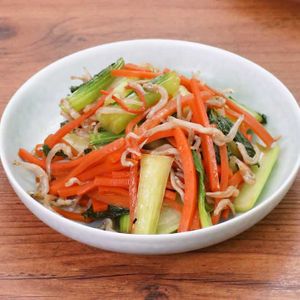 「小松菜とにんじんのじゃこ炒め」のレシピ動画